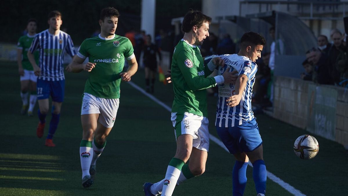 Ander Dufur, en segundo plano, en un lance del encuentro ante el Izarra en Merkatondoa