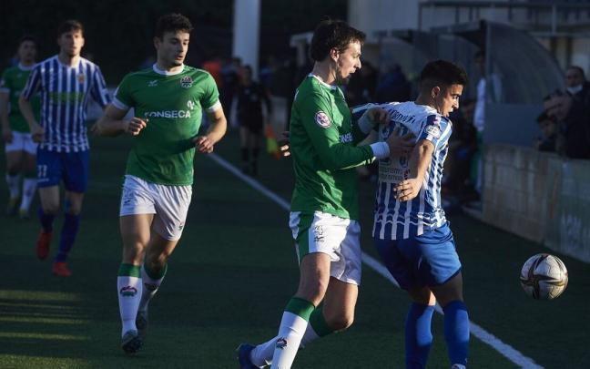 Ander Dufur, en segundo plano, en un lance del encuentro ante el Izarra en Merkatondoa