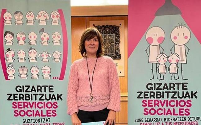 La concejala María Larrinaga, con uno de los paneles. La concejala María Larrinaga, con uno de los paneles.