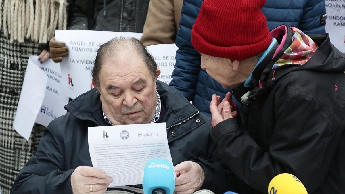 Concentración para evitar el desahucio de un hombre de 80 años de Irun