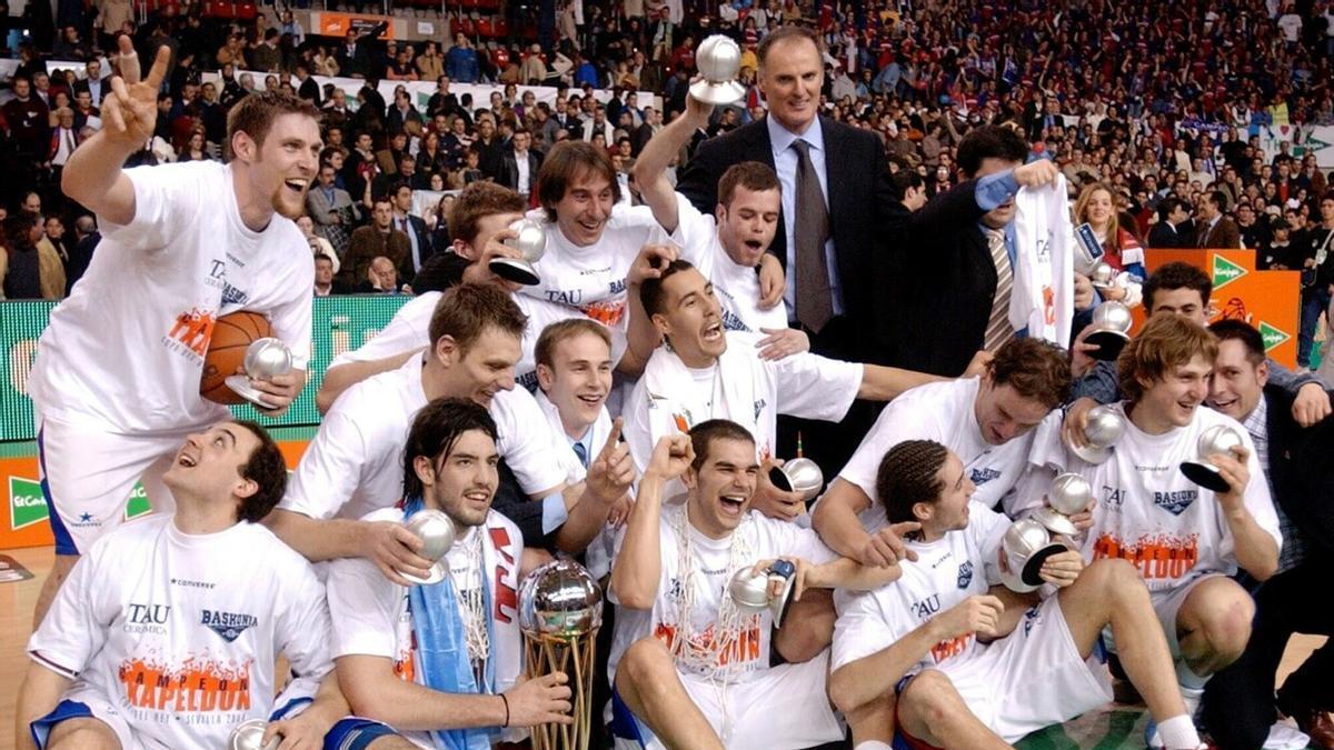 Ivanovic, junto a sus jugadores tras conquistar la Copa del Rey 2004