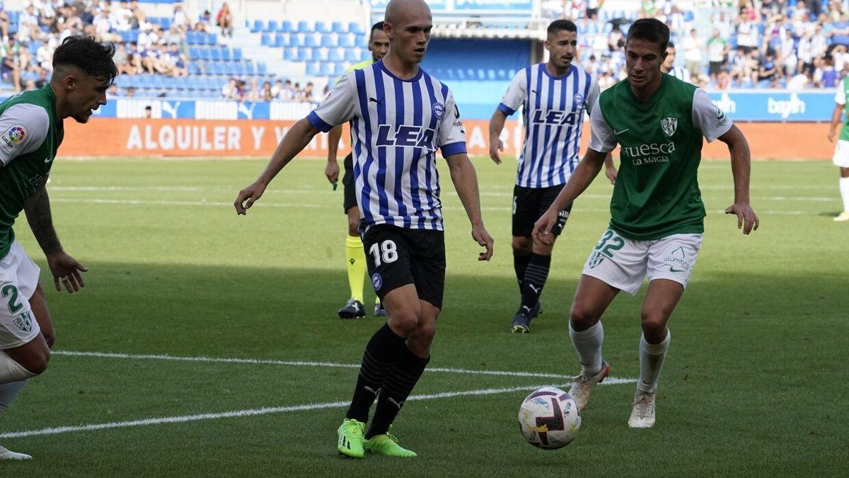 Guridi observa el esf&eacute;rico ante la presi&oacute;n de dos jugadores del Huesca