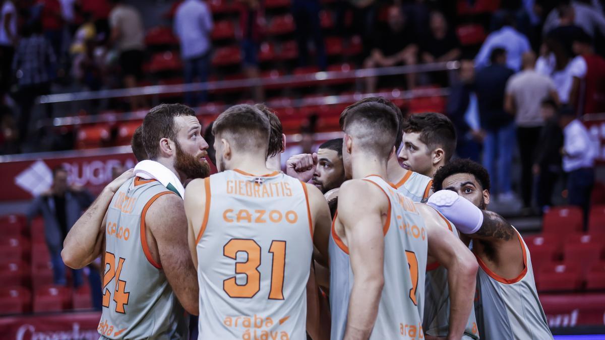 La plantilla azulgrana hace piña tras el triunfo en la pista del Zaragoza.