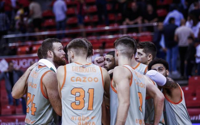 La plantilla azulgrana hace piña tras el triunfo en la pista del Zaragoza.