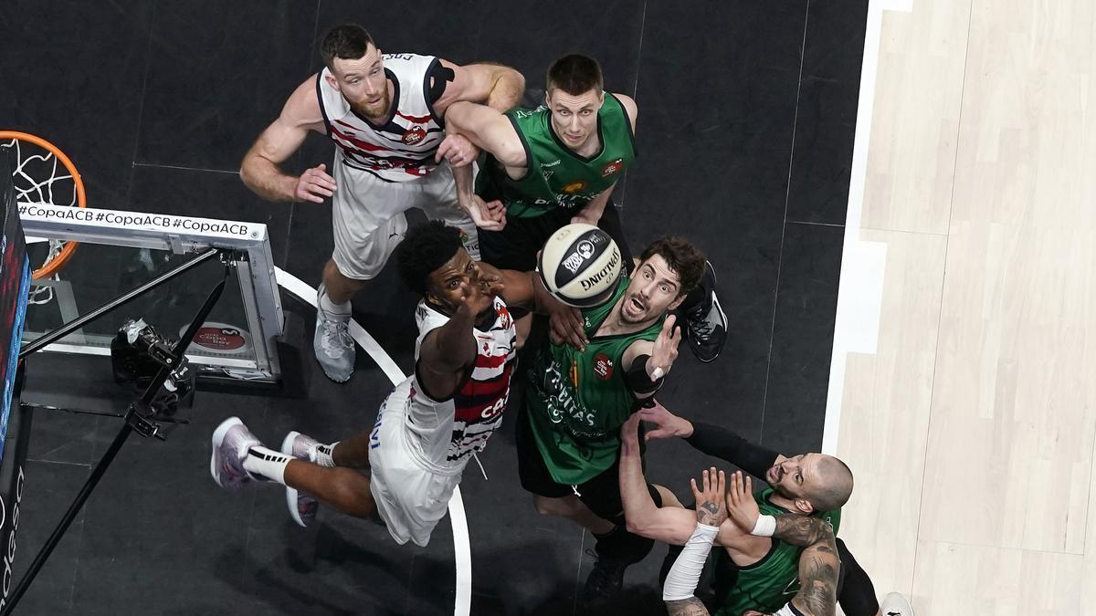 Enoch y Tomic pelean por un rebote, durante el choque de cuartos de final entre el Joventut y el Baskonia