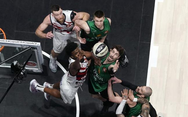 Enoch y Tomic pelean por un rebote, durante el choque de cuartos de final entre el Joventut y el Baskonia Enoch y Tomic pelean por un rebote, durante el choque de cuartos de final entre el Joventut y el Baskonia