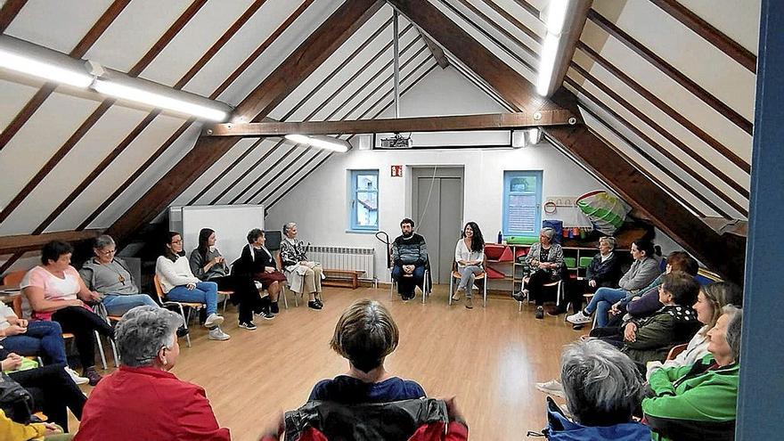 C&iacute;rculo de mujeres de Aurizberri-Espinal en la primera reuni&oacute;n de la presentaci&oacute;n del proyecto &lsquo;La voz de nuestras abuelas&rsquo;. | FOTO: CEDIDA