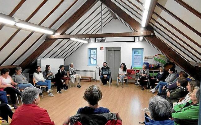 C&iacute;rculo de mujeres de Aurizberri-Espinal en la primera reuni&oacute;n de la presentaci&oacute;n del proyecto &lsquo;La voz de nuestras abuelas&rsquo;. | FOTO: CEDIDA