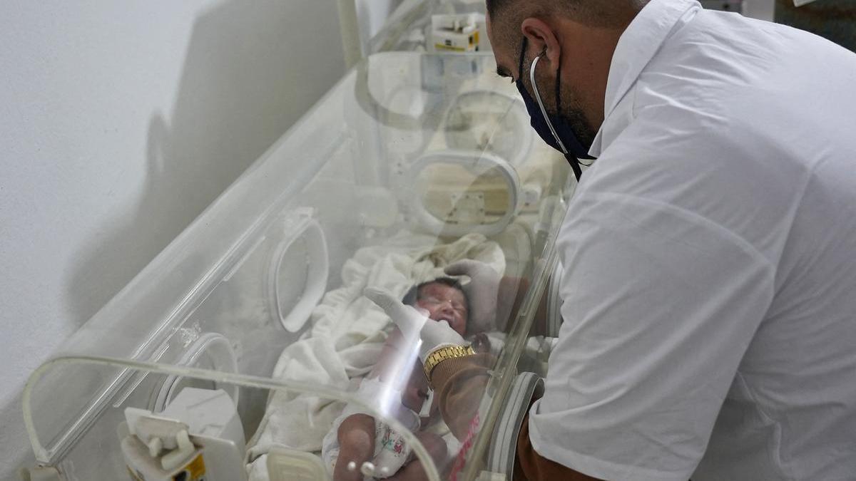 Un sanitario atiende a la recién nacida en Afrin.