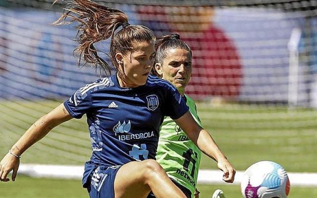 Pina, con el balón, ante Pereira, en un entrenamiento previo. | FOTO: EFE