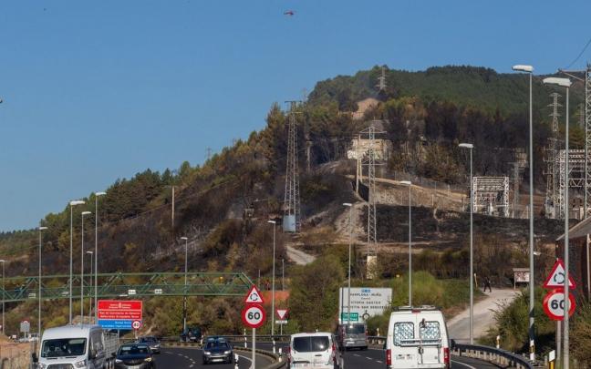 Vehículos circulando por la Ronda de Pamplona, con el monte quemado al fondo. Vehículos circulando por la Ronda de Pamplona, con el monte quemado al fondo.
