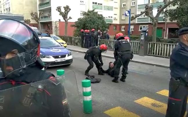 Un detenido en Romo en las protestas por la Nagusien Etxea