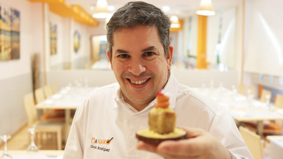 David Rodriguez, de Danako, posa con el pintxo ganador del II Concurso de Cocina en Miniatura