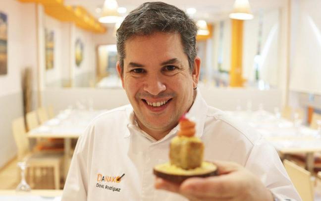 David Rodriguez, de Danako, posa con el pintxo ganador del II Concurso de Cocina en Miniatura