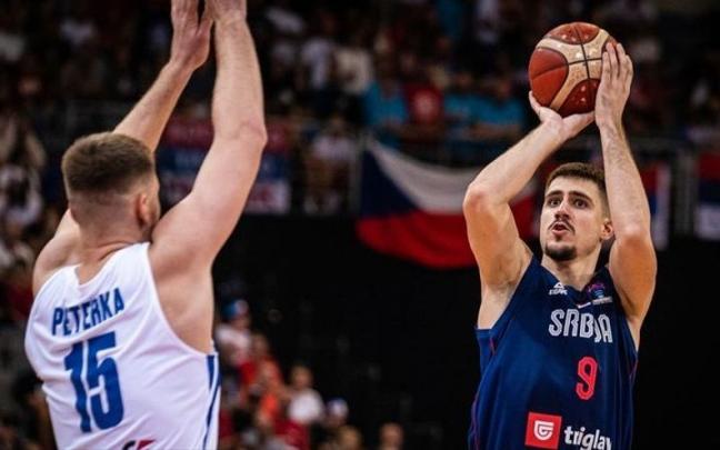 Marinkovic lanza a canasta durante el duelo contra la República Checa Marinkovic lanza a canasta durante el duelo contra la República Checa