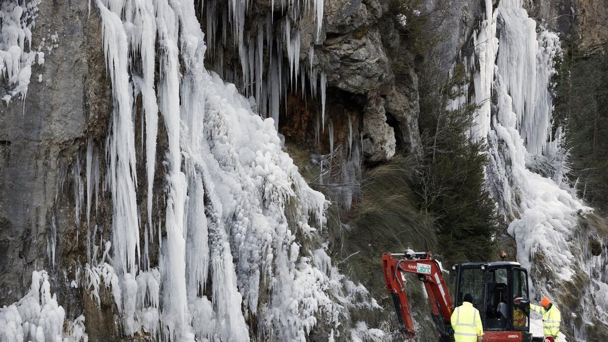 Trabajadores del Servicio de Conservación de Carreteras colocan unas separaciones de hormigón junto a la NA-137 donde las bajas temperaturas en el valle del Roncal han originado carámbanos