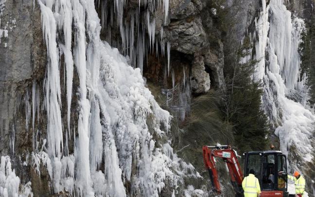 Trabajadores del Servicio de Conservación de Carreteras colocan unas separaciones de hormigón junto a la NA-137 donde las bajas temperaturas en el valle del Roncal han originado carámbanos Trabajadores del Servicio de Conservación de Carreteras colocan unas separaciones de hormigón junto a la NA-137 donde las bajas temperaturas en el valle del Roncal han originado carámbanos