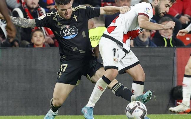 Unai López esconde el balón ante Galán Unai López esconde el balón ante Galán