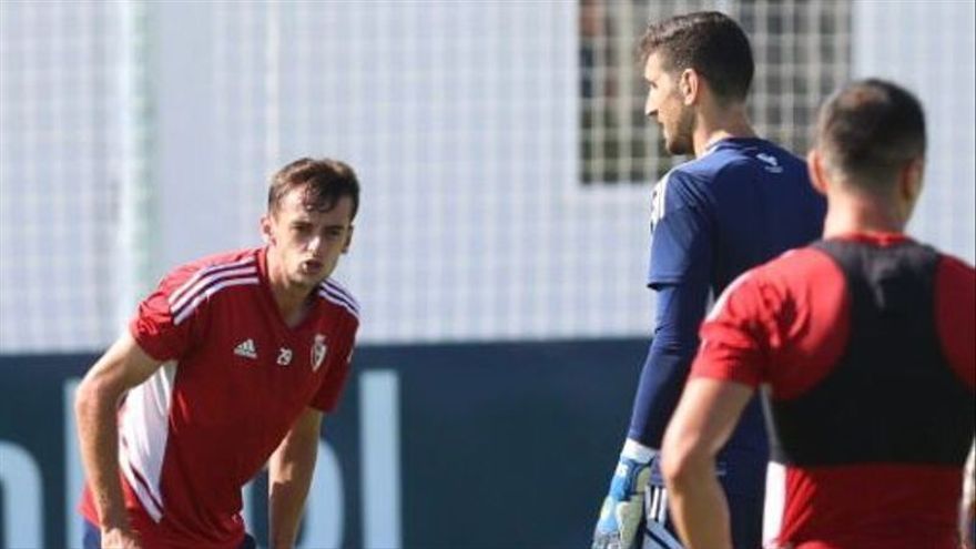 Aimar Oroz, con un gesto de dolor tras el golpe