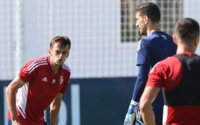 Aimar Oroz, con un gesto de dolor tras el golpe