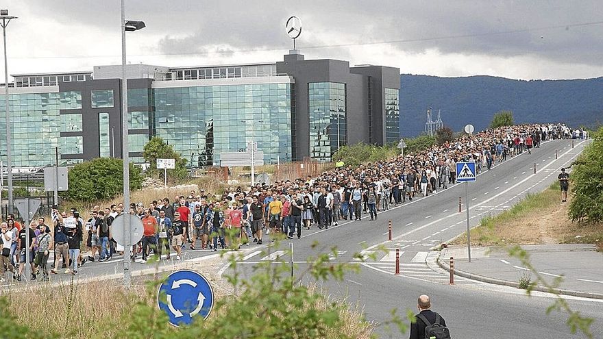 Trabajadores de Mercedes, en una manifestación junto a la fábrica.