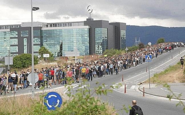 Trabajadores de Mercedes, en una manifestación junto a la fábrica.