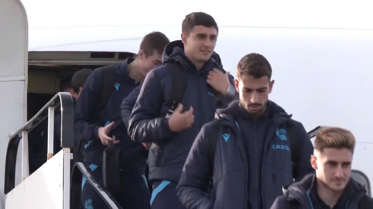 La expedición de la Real Sociedad baja del avión en su viaje a Leeds en la pretemporada de 2022.