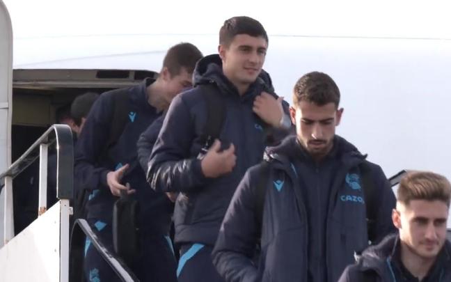 La expedición de la Real Sociedad baja del avión en su viaje a Leeds en la pretemporada de 2022. La expedición de la Real Sociedad baja del avión en su viaje a Leeds en la pretemporada de 2022.