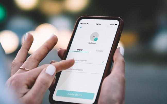 Una mujer realiza un pago mediante Bizum.