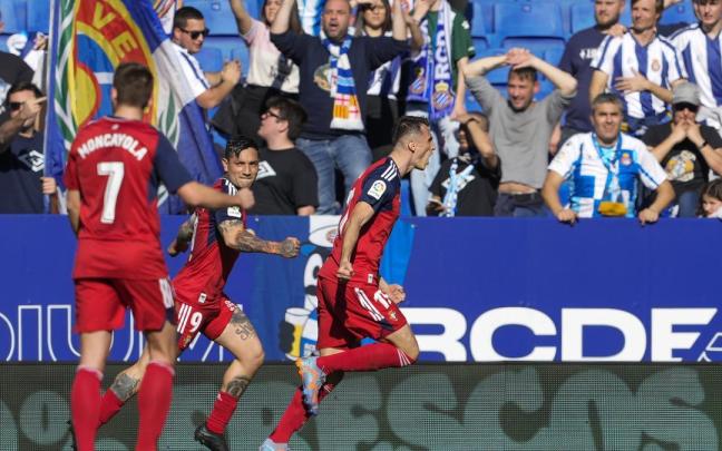 Ante Budimir (d) celebra su gol Ante Budimir (d) celebra su gol