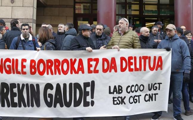Trabajadores del Metal, ayer, en Bilbao. Trabajadores del Metal, ayer, en Bilbao.