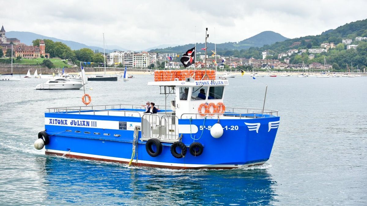 Barco que acerca a los visitantes desde el puerto de Donostia hasta la isla de Santa Clara