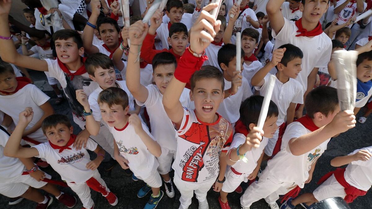 Varios txikis, entonando el cántico ante la hornacina en los Sanfermines de 2019.