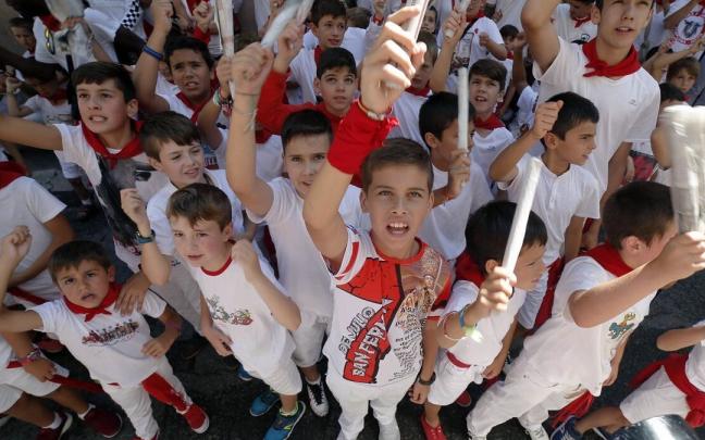 Varios txikis, entonando el c&aacute;ntico ante la hornacina en los Sanfermines de 2019.