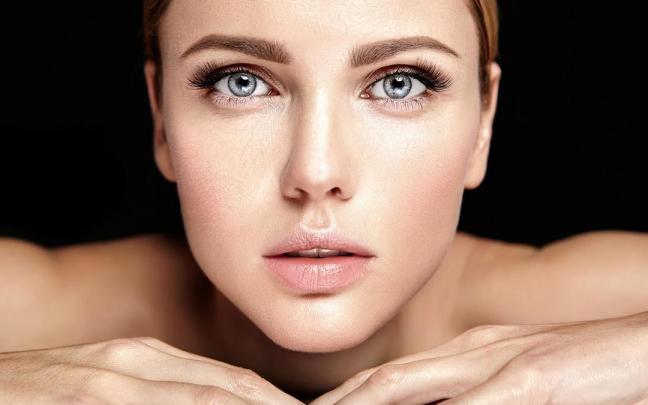Una mujer con una bonita mirada y unas cejas perfectas. Una mujer con una bonita mirada y unas cejas perfectas.