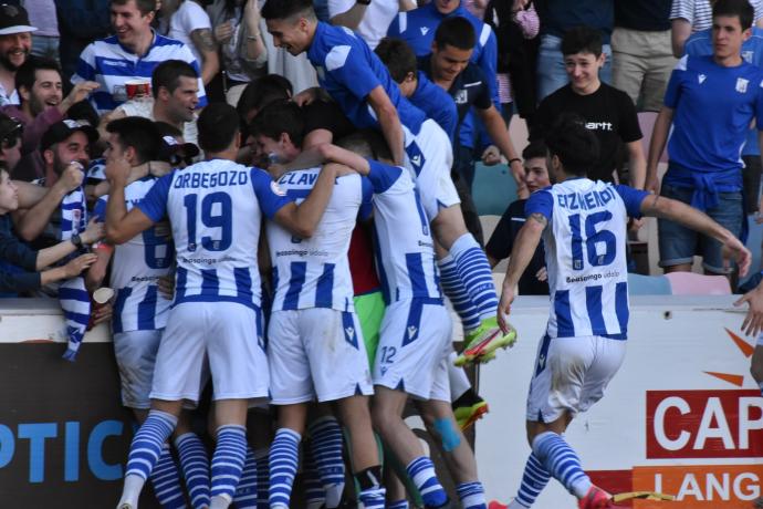 Los jugadores del Beasain celebra uno de sus goles con los aficionados desplazados a Madrid.