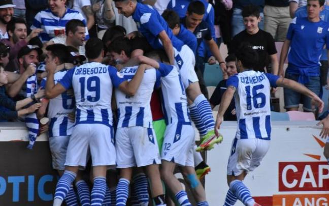 Los jugadores del Beasain celebra uno de sus goles con los aficionados desplazados a Madrid.