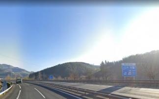 Un vehículo circula por la A-636 entre Beasain y Ormaiztegi
