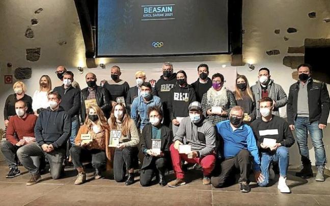 Todos los premiados con sus galardones, junto a miembros del Ayuntamiento.