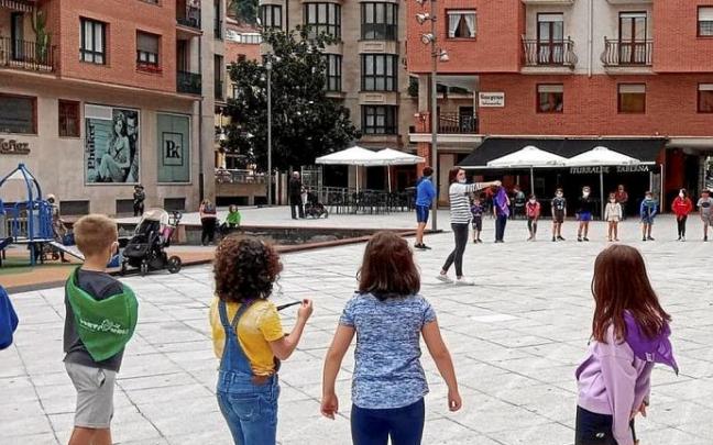 Beasaingo haurrak jolasean.