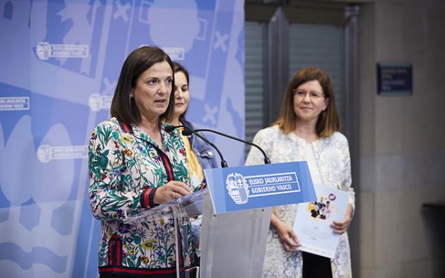 La consejera de Igualdad, Justicia y Políticas Sociales, Beatriz Artolazabal, en Vitoria.