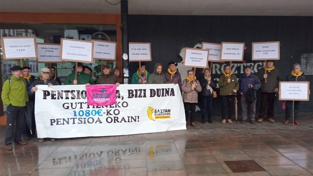 Los pensionistas se concentraron en la Plaza de los Fueros de Elizondo