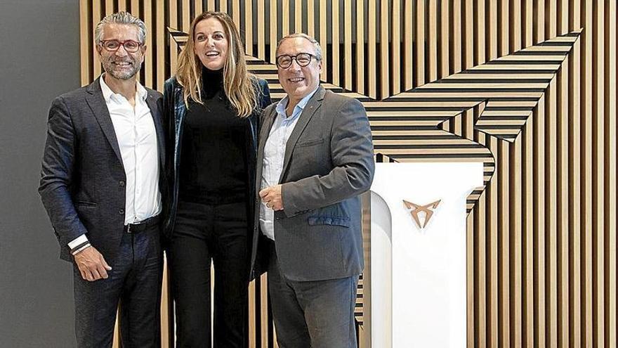 Miguel Ayarra, gerente de CUPRA Iruña Motor, Carmen Cruz, directora de Desarrollo de Negocio de CUPRA España, y Mikel Palomera, director general de CUPRA España.