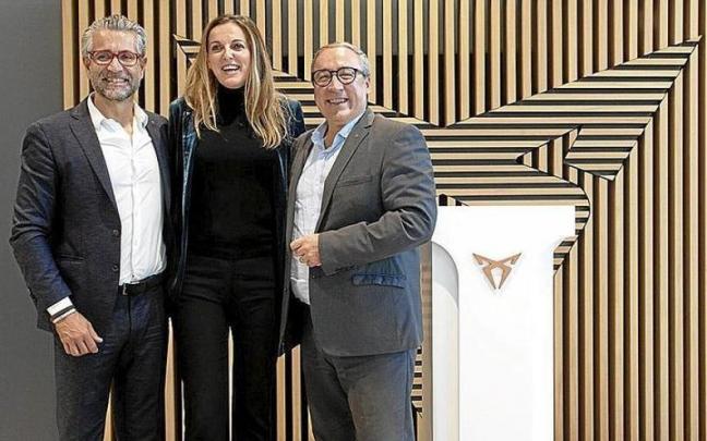 Miguel Ayarra, gerente de CUPRA Iruña Motor, Carmen Cruz, directora de Desarrollo de Negocio de CUPRA España, y Mikel Palomera, director general de CUPRA España.