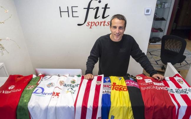 Cesar, con las camisetas de los clubs donde ha estado (por orden cronológico de izquierda a derecha)