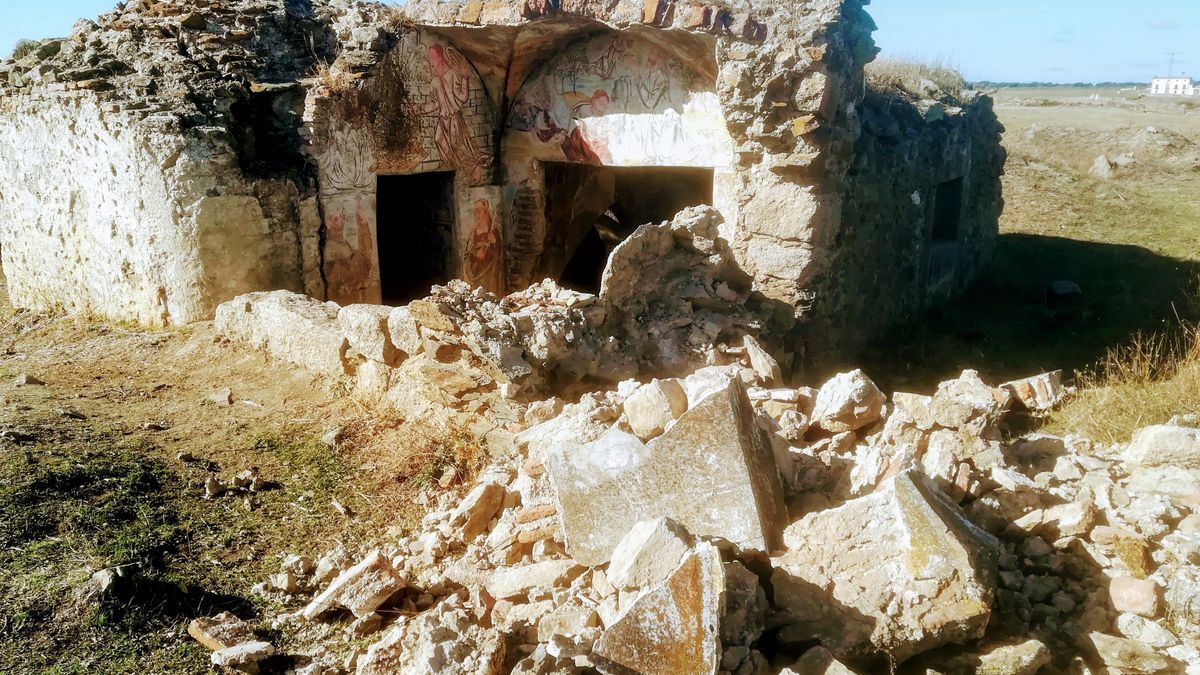 Muro derribado en la Ermita de San Jorge.