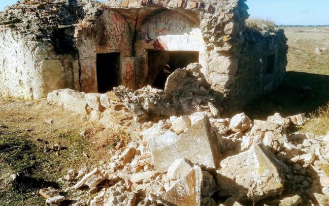 Muro derribado en la Ermita de San Jorge.