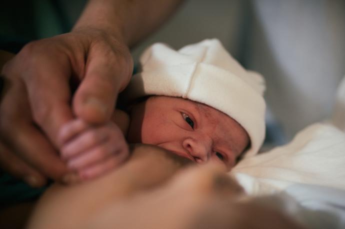 Los expertos desconocen si esos cambios en el desarrollo del bebé continuarán a largo plazo.