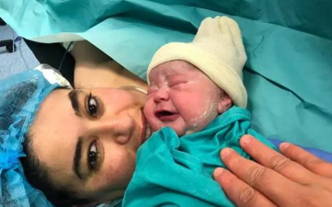 La mujer con su hijo recién nacido.