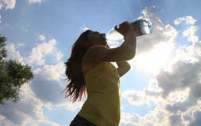 Una mujer bebiendo agua. Una mujer bebiendo agua.